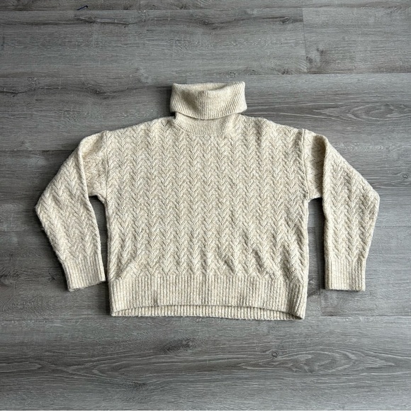 Women’s Old Navy Cozy Cream Turtleneck Sweater size medium - Picture 6 of 6